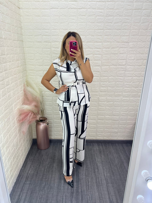 Set Casual Blanco con Rayas Negras de Blusa y Pantalón