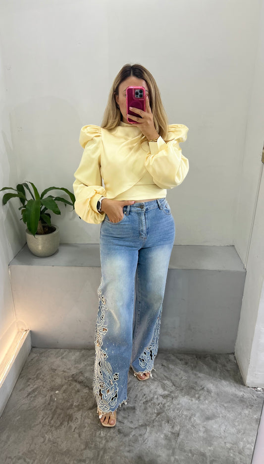 Blusa Satinada Color Amarillo Pastel con Mangas Tipo Princesa