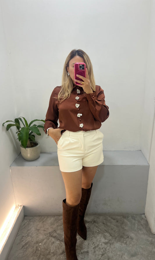 Blusa Satinada Color Café de Botones con Perlas y Flores