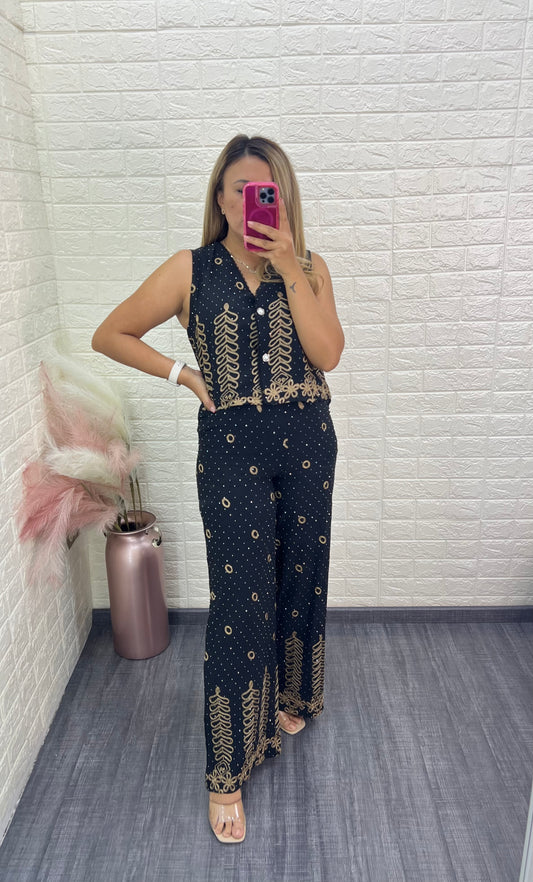 Conjunto Negro Con Bordados en Color Dorado