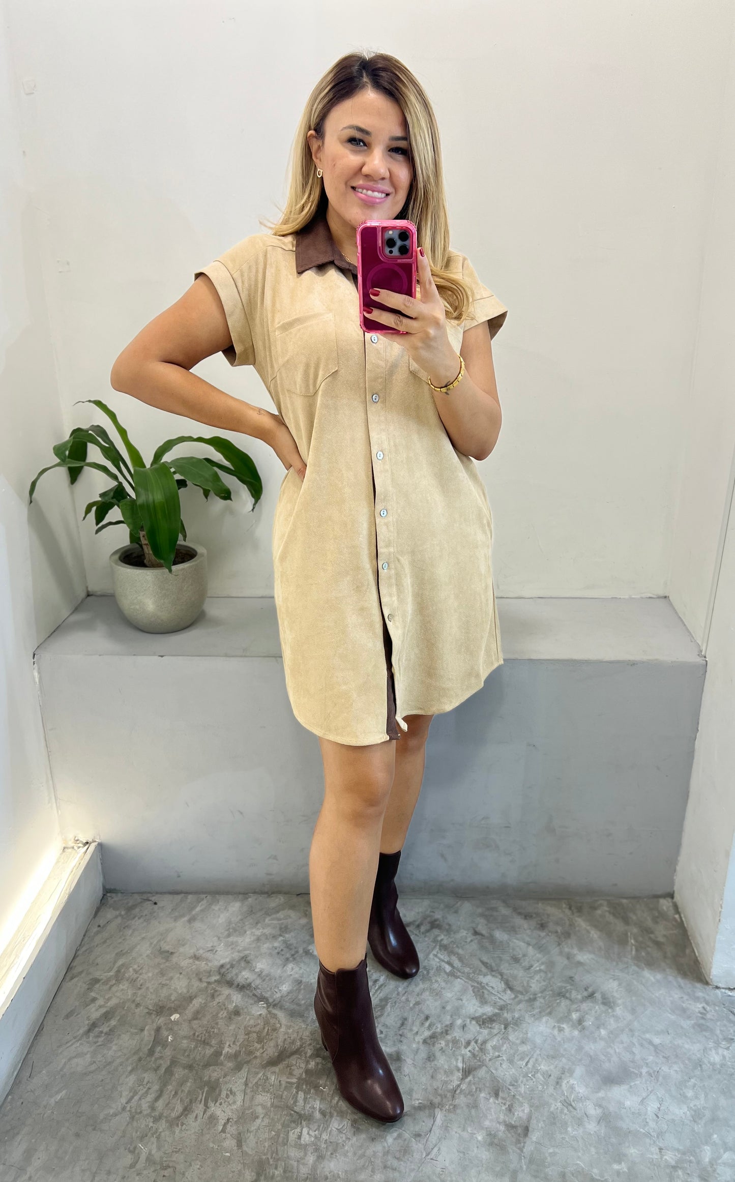 Vestido Beige de Mezclilla con Cuello Polo en Color Café