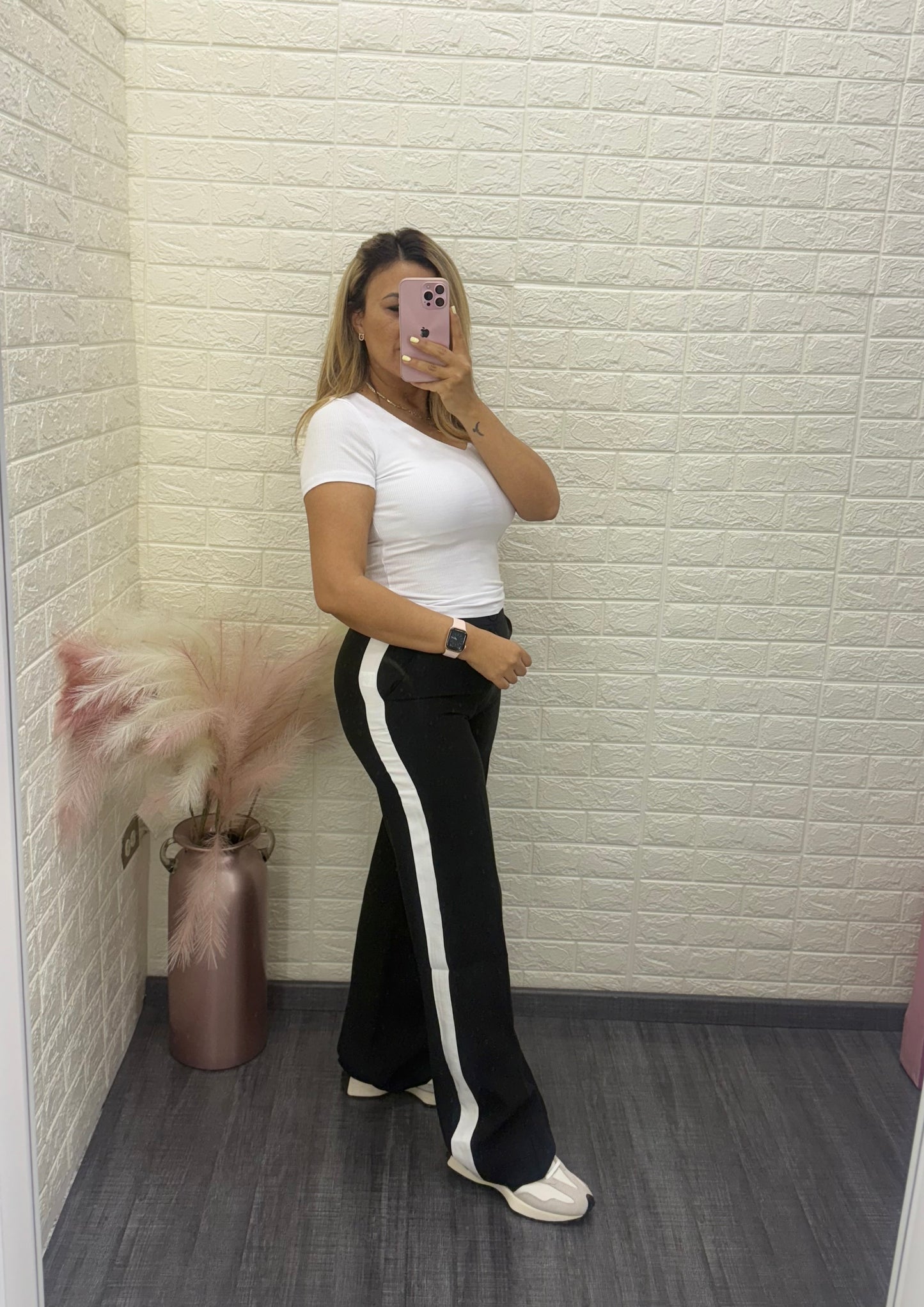 Pantalón Negro Casual con Línea Blanca