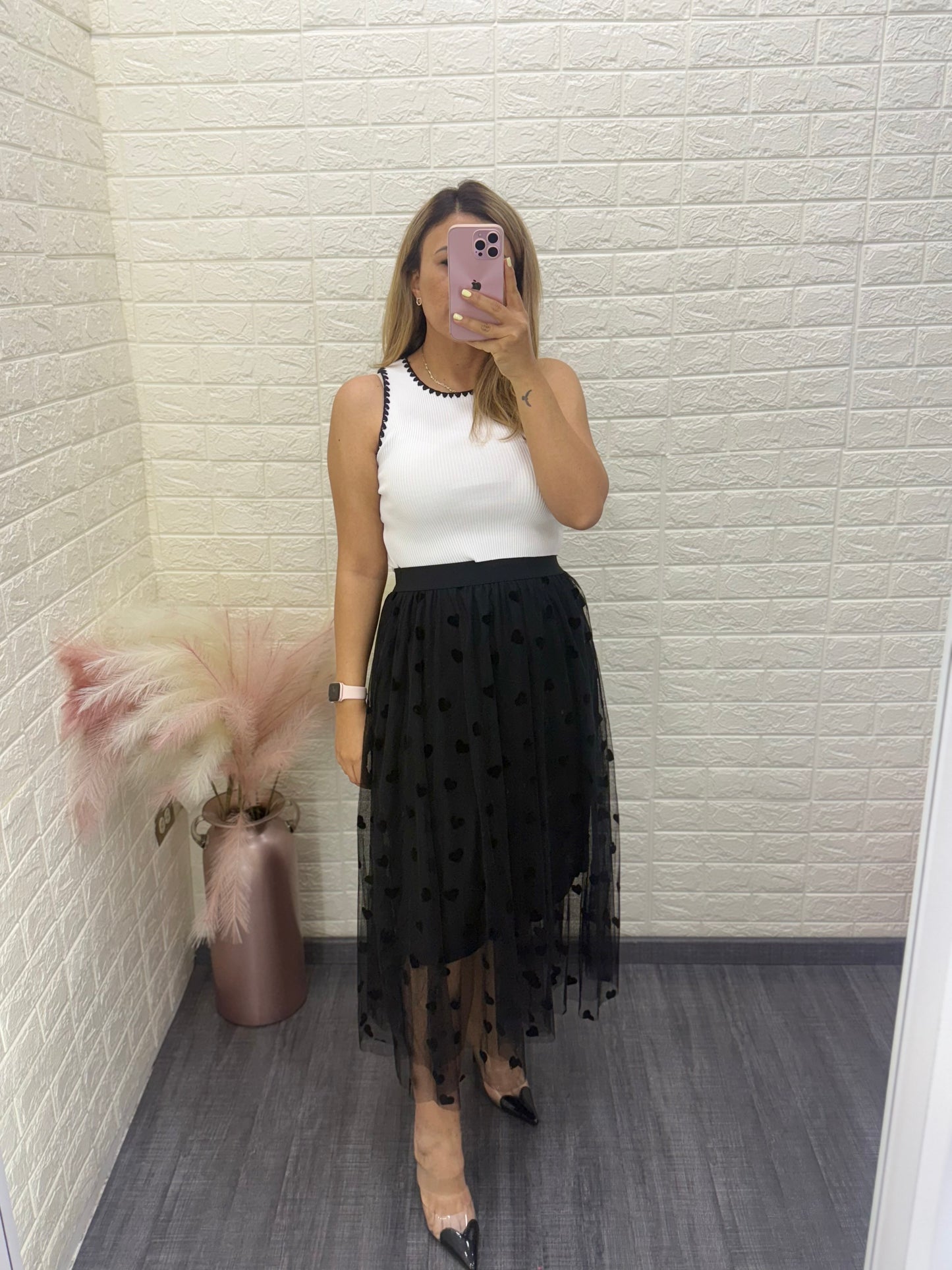 Falda Negra de Tul con Corazones Bordados y Forro Negro