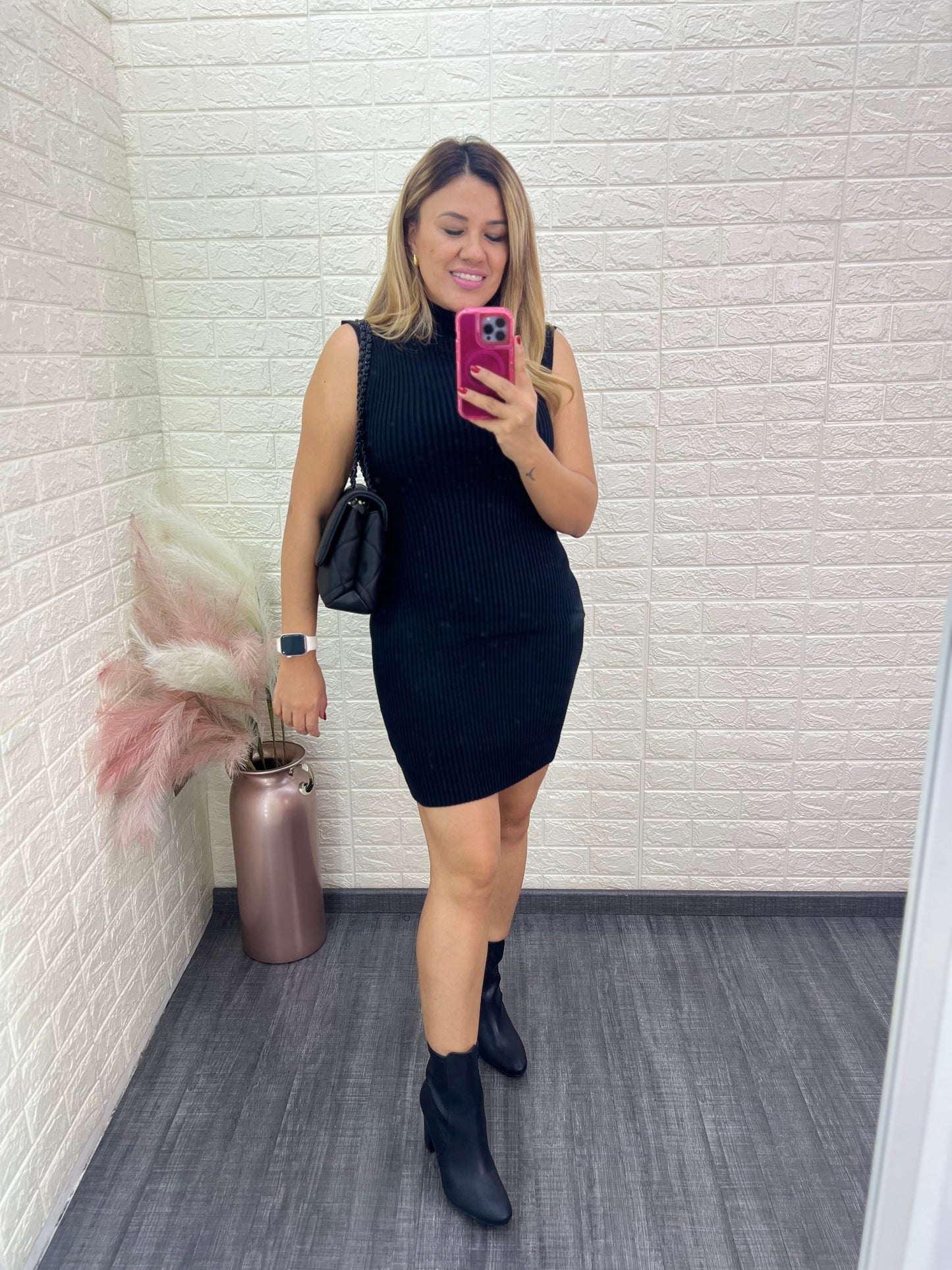 Vestido Negro Liso Sin Mangas Corte Ceñido al Cuerpo