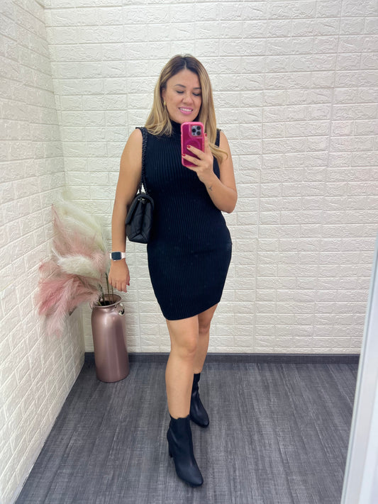 Vestido Negro Liso Sin Mangas Corte Ceñido al Cuerpo