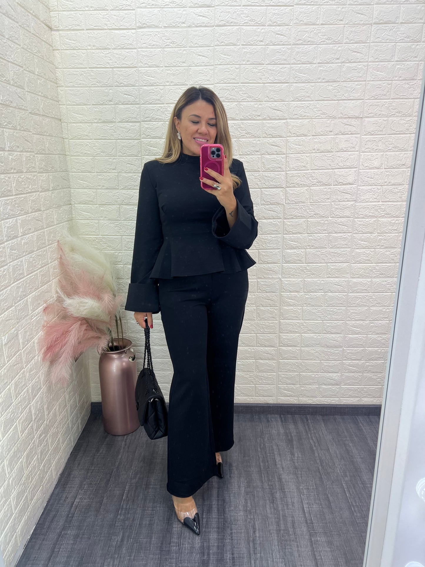 Conjunto Color Negro de Blusa con Olan y Pantalon Casual Relaxed