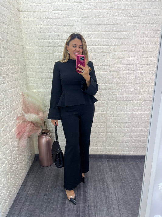 Conjunto Color Negro de Blusa con Olan y Pantalon Casual Relaxed