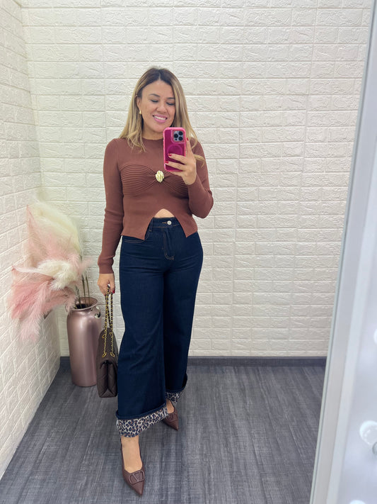 Blusa Suéter Café con Textura de Moño y Broche Dorado al Frente