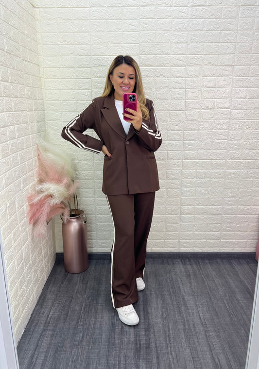 Conjunto Casual de Blazer y Pantalón  Cafés con líneas Beige Laterales