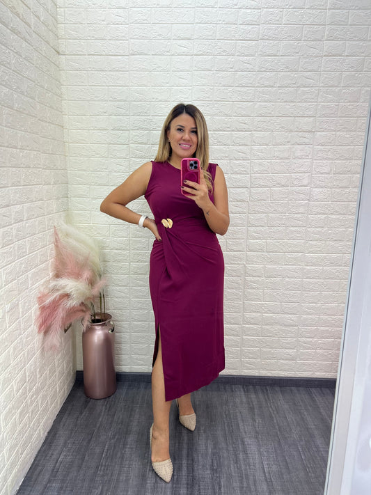 Vestido Largo Color Magenta con Broche Dorado en Cintura