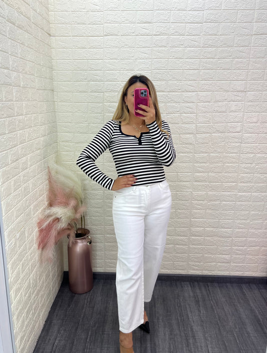 Blusa Blanca Cuello con Botones, Estampado a Rayas Negras