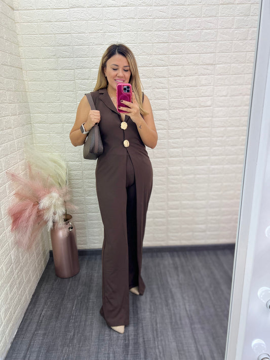 Jumpsuit Color Café sin Manga con Botones Decorativos Dorados