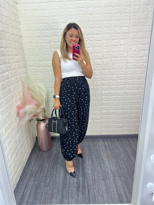 Jogger Negro Relaxed con Estampado Lunares Blancos