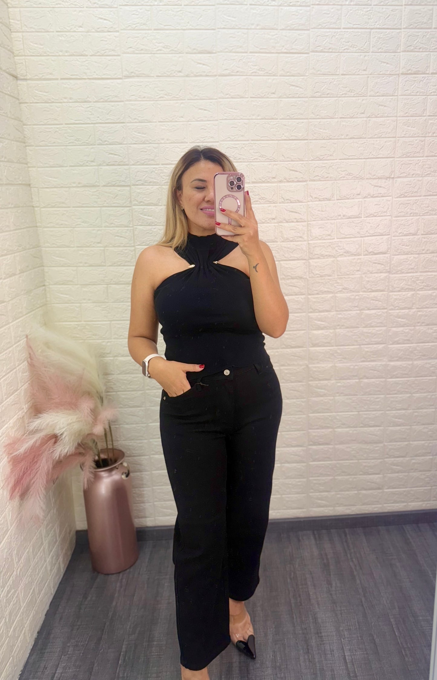 Blusa Negra sin Mangas Cuello Alto con Broche Dorado