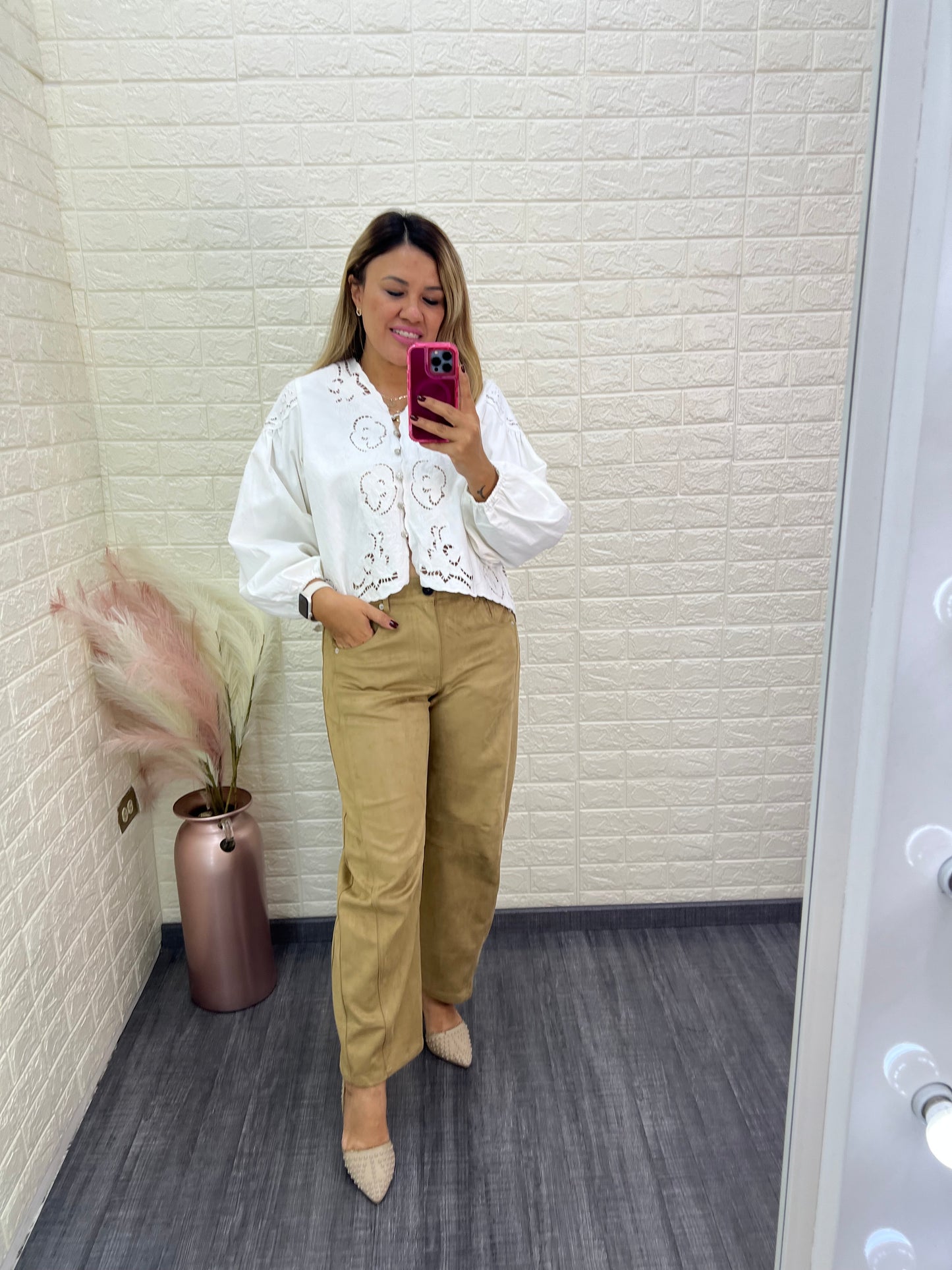 Blusa De Mezclilla Blanca con Bordados y Botones Decorativos en Forma de Capullo de Rosa