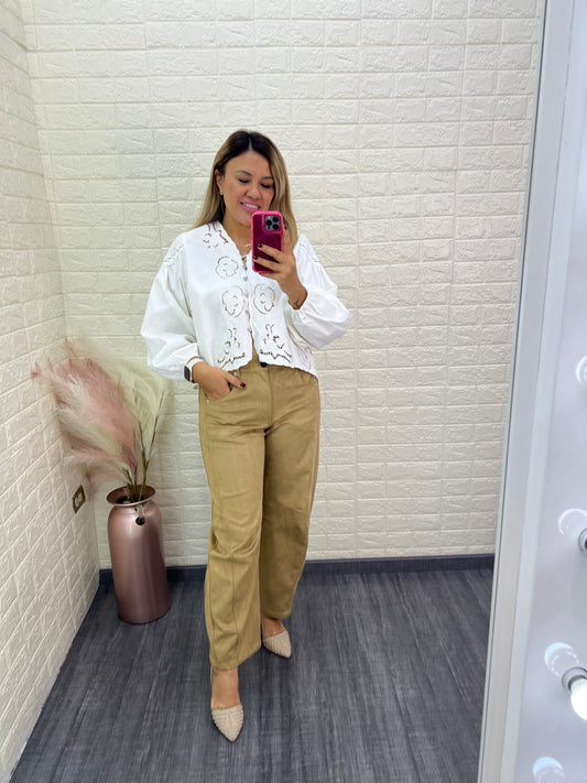 Blusa De Mezclilla Blanca con Bordados y Botones Decorativos en Forma de Capullo de Rosa