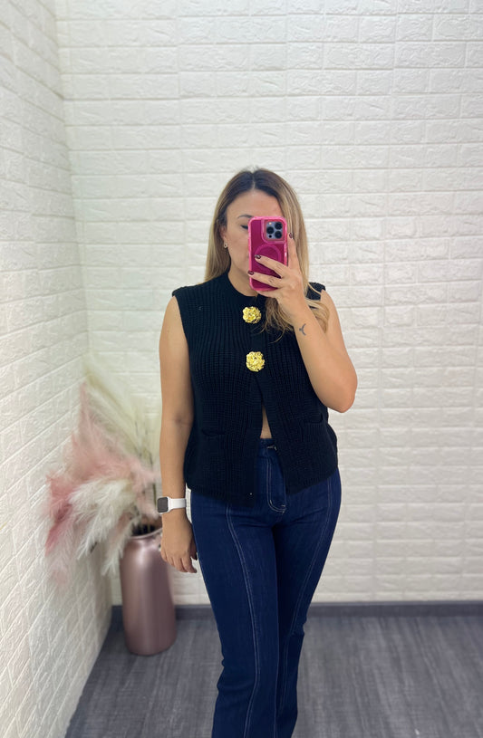 Blusa Suéter Negro Tejido con Botones Dorados
