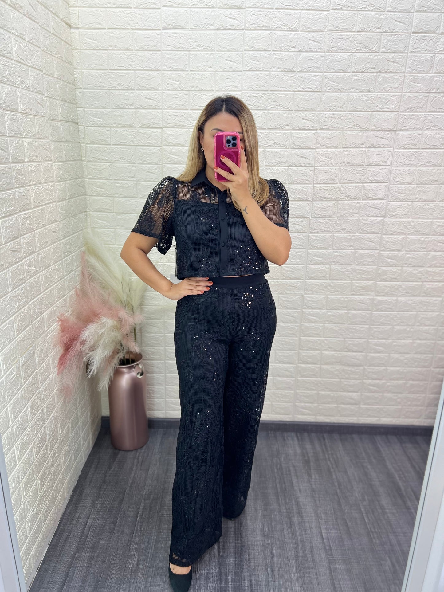Conjunto Negro de Blusa y Pantalón Tejidos con Flores