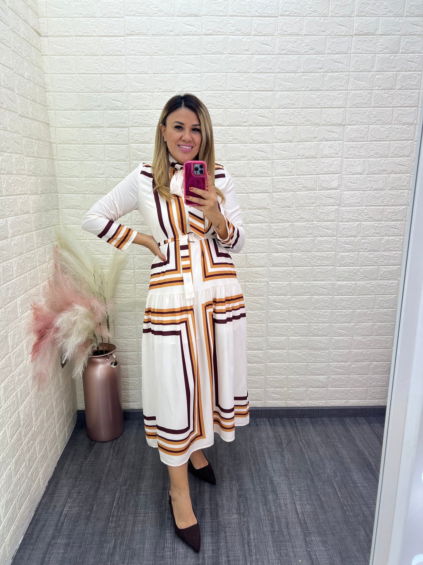 Vestido de Manga Larga Color Crema con Líneas Estampadas