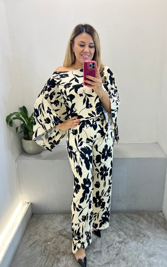 Conjunto Floral Color Blanco con Negro Blusa Tipo Capa y Pantalón