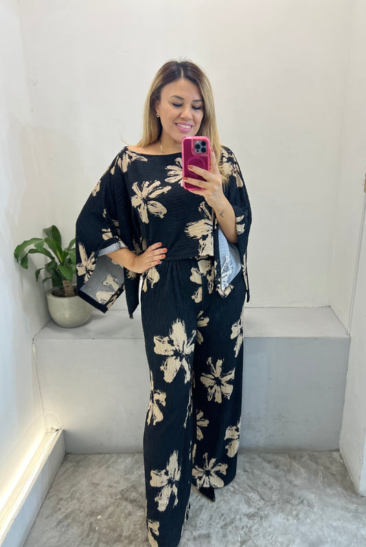 Conjunto Floral Color Negro con Café Blusa Tipo Capa y Pantalón