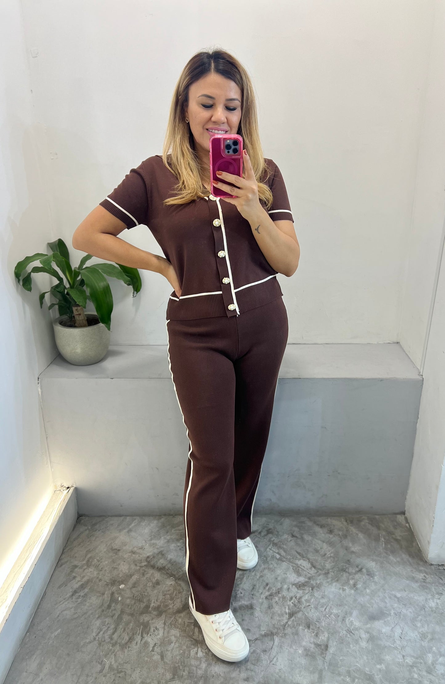 Conjunto Café de Tejido de Punto de Blusa y Pantalón con Línea Beige