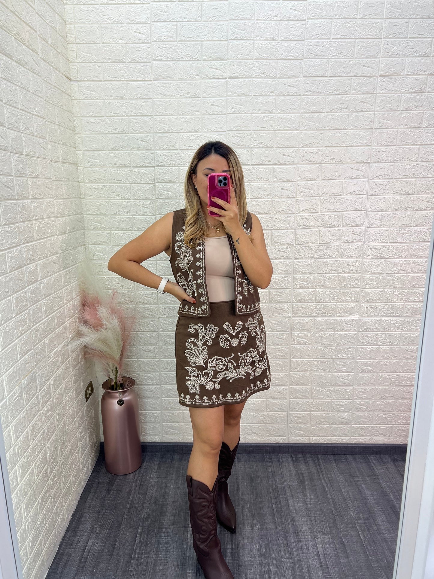 Conjunto Café de Velvet con Bordados y Perlas