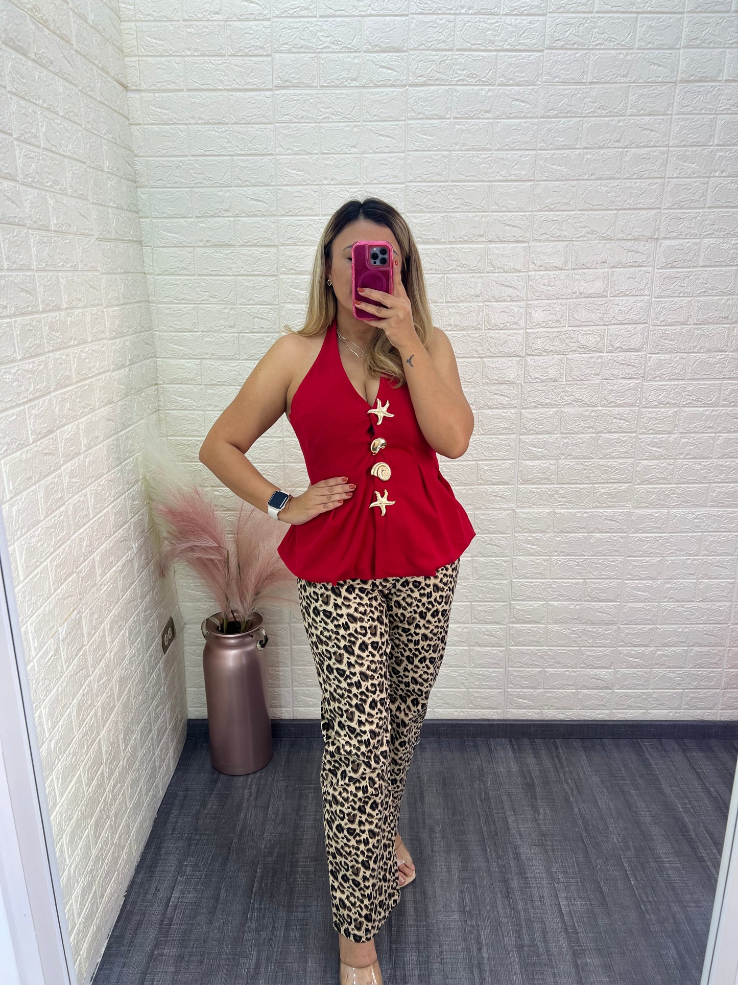 Blusa Roja Casual Cuello Halter con Botones Dorados