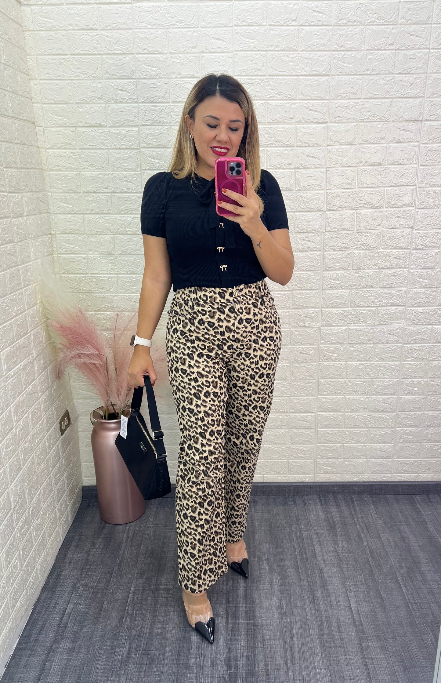 Blusa Suéter Negra de Manga Corta