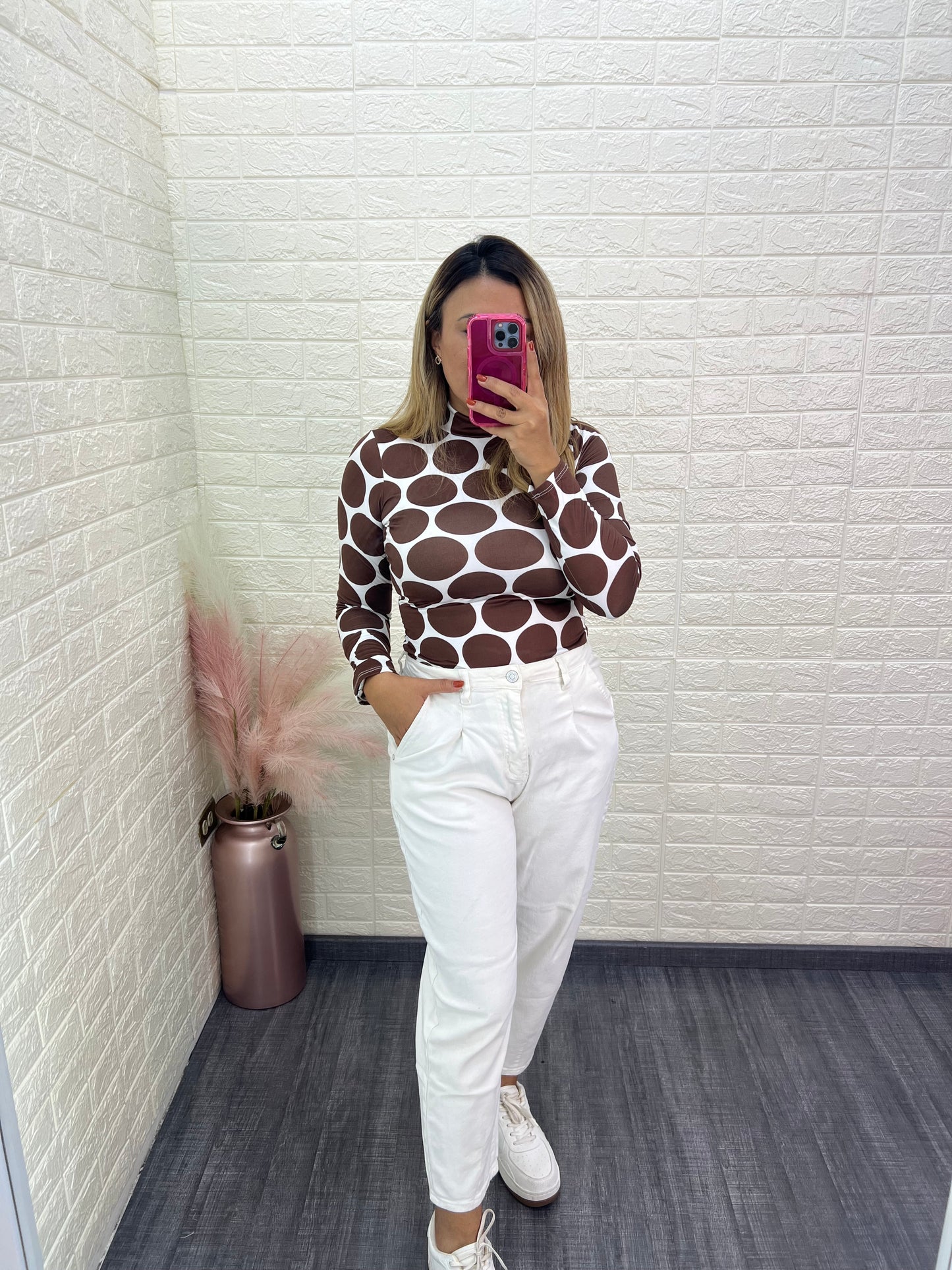 Panti Blusa Blanca Estampada Lunares Cafés