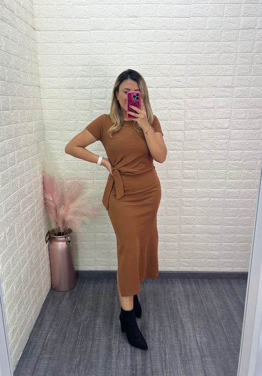 Vestido Largo Color Camel con Nudo al Frente