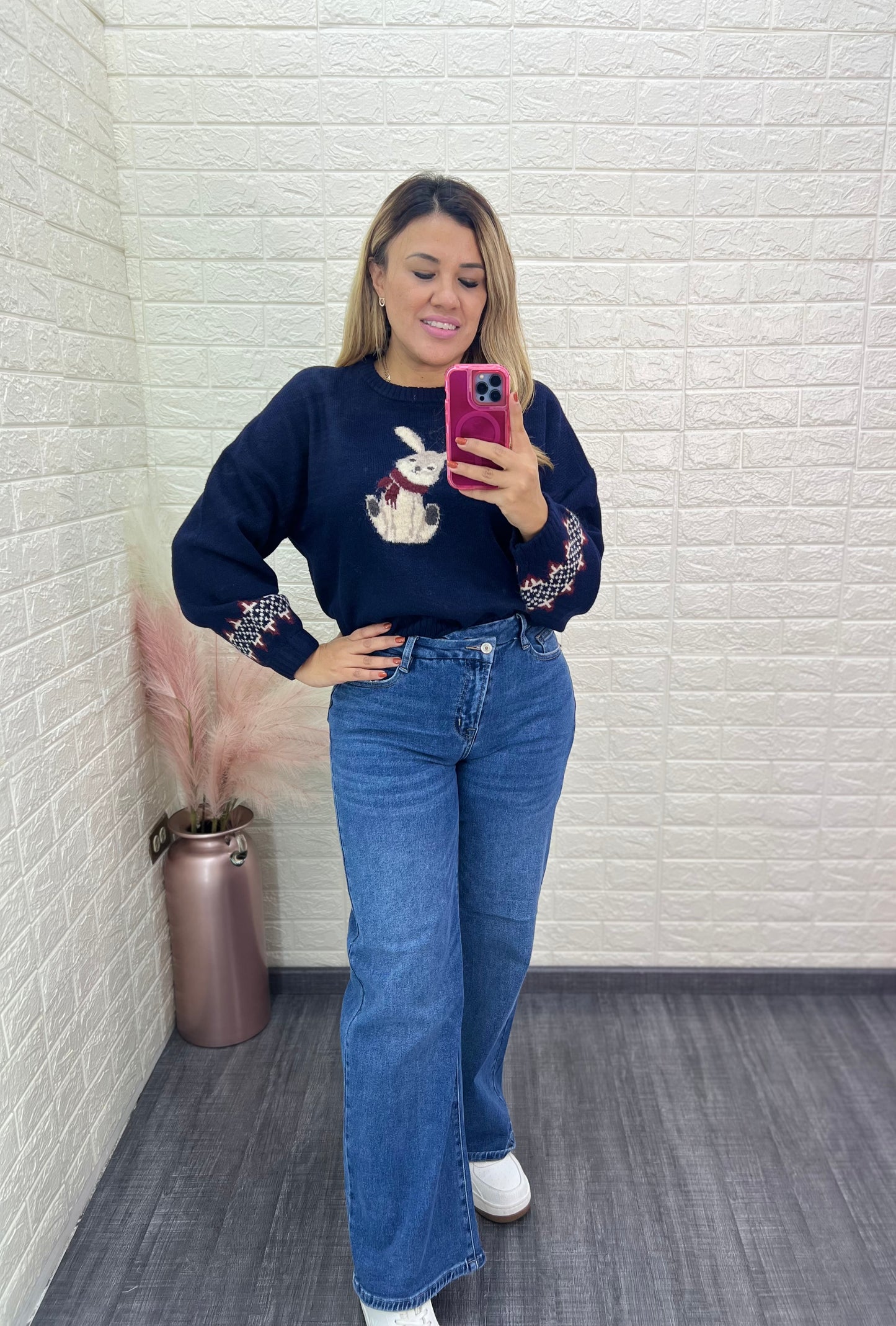 Suéter Color Navy Sólido con Conejo Estampado