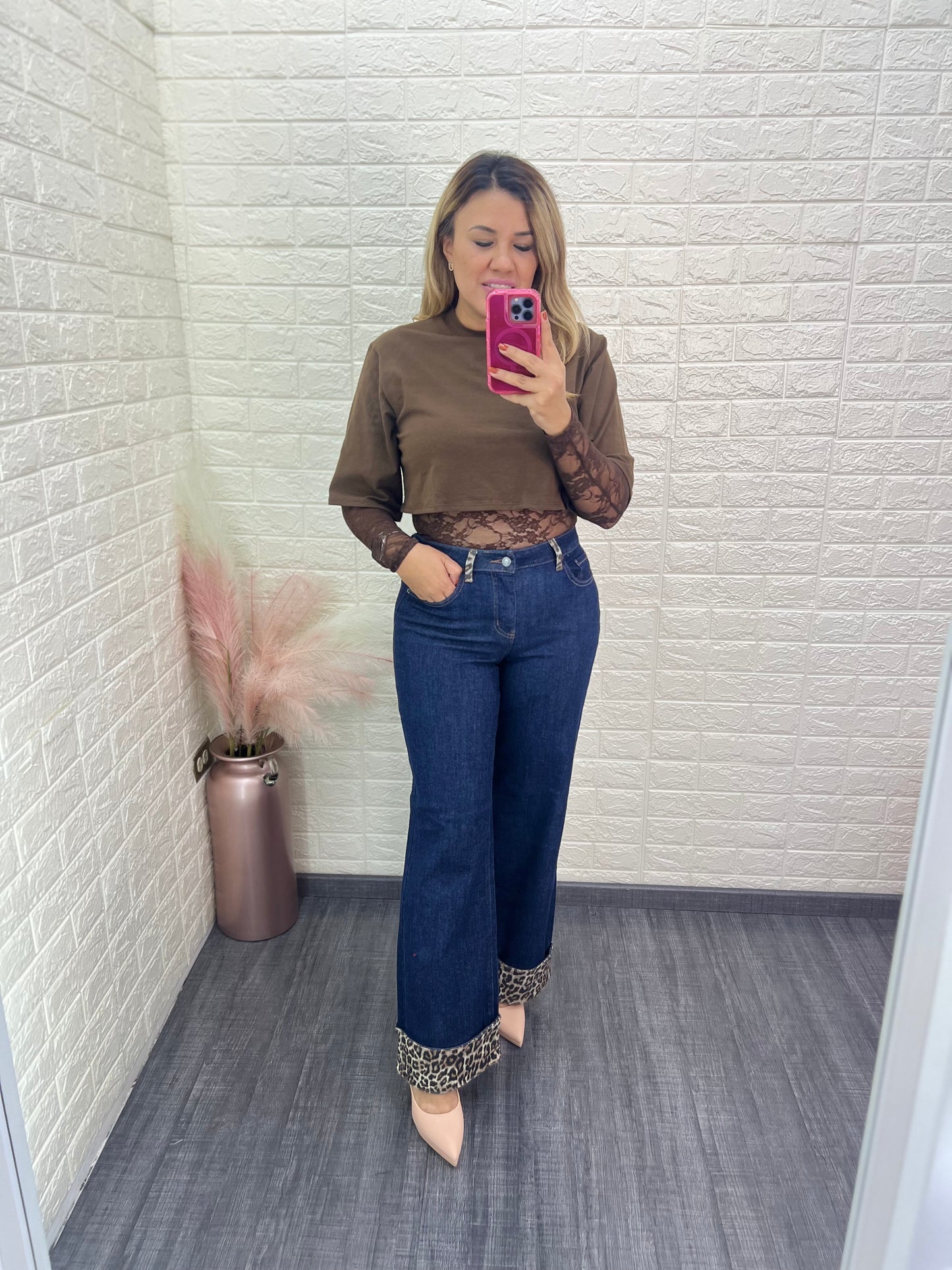 Panti Blusa Café de Encaje con Ensamble en Playera de Manga Corta