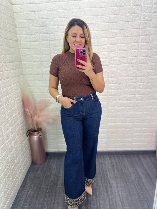 Blusa Café de Manga Corta con Aplicaciones de Perlas