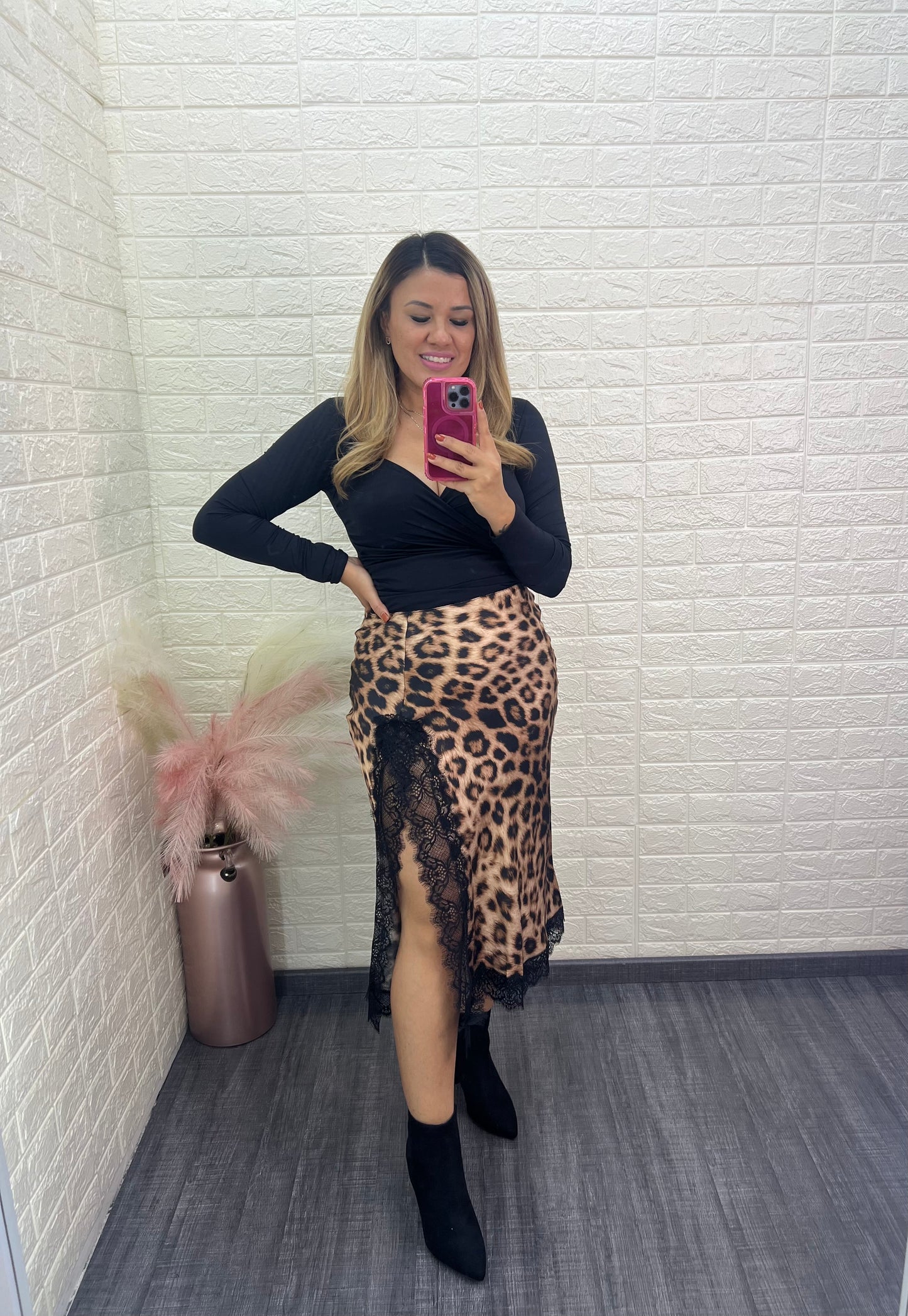 Falda Satinada Estampado Animal Print con Encaje Negro