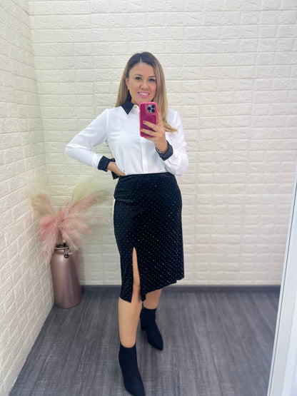 Camisa Blanca de Manga Larga Con Puños y Cuello Negros con Brillos