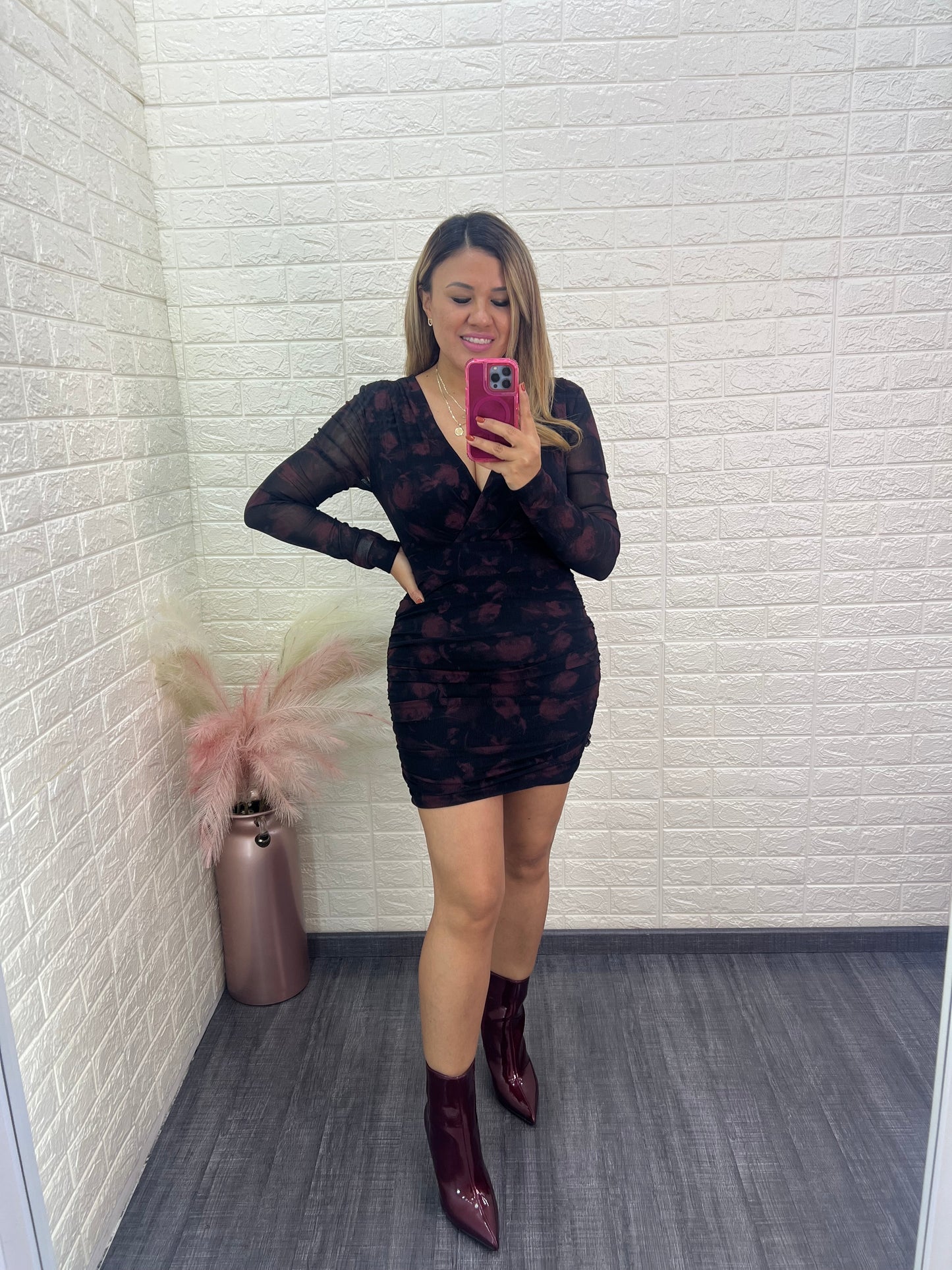 Vestido Negro Corto de Manga Larga Estampado Flores Rojas