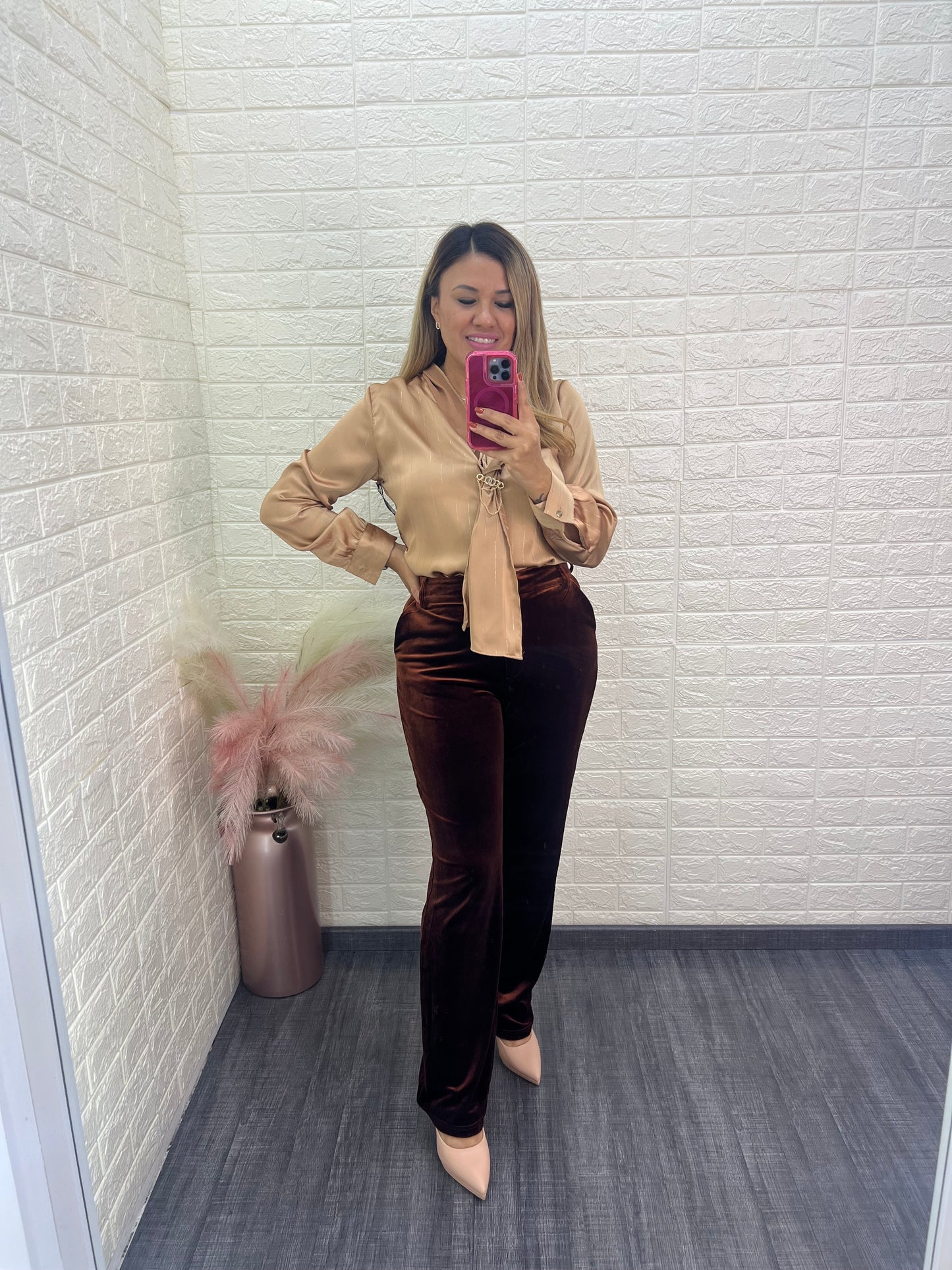 Blusa Satinada Beige con Lineas En Dorado