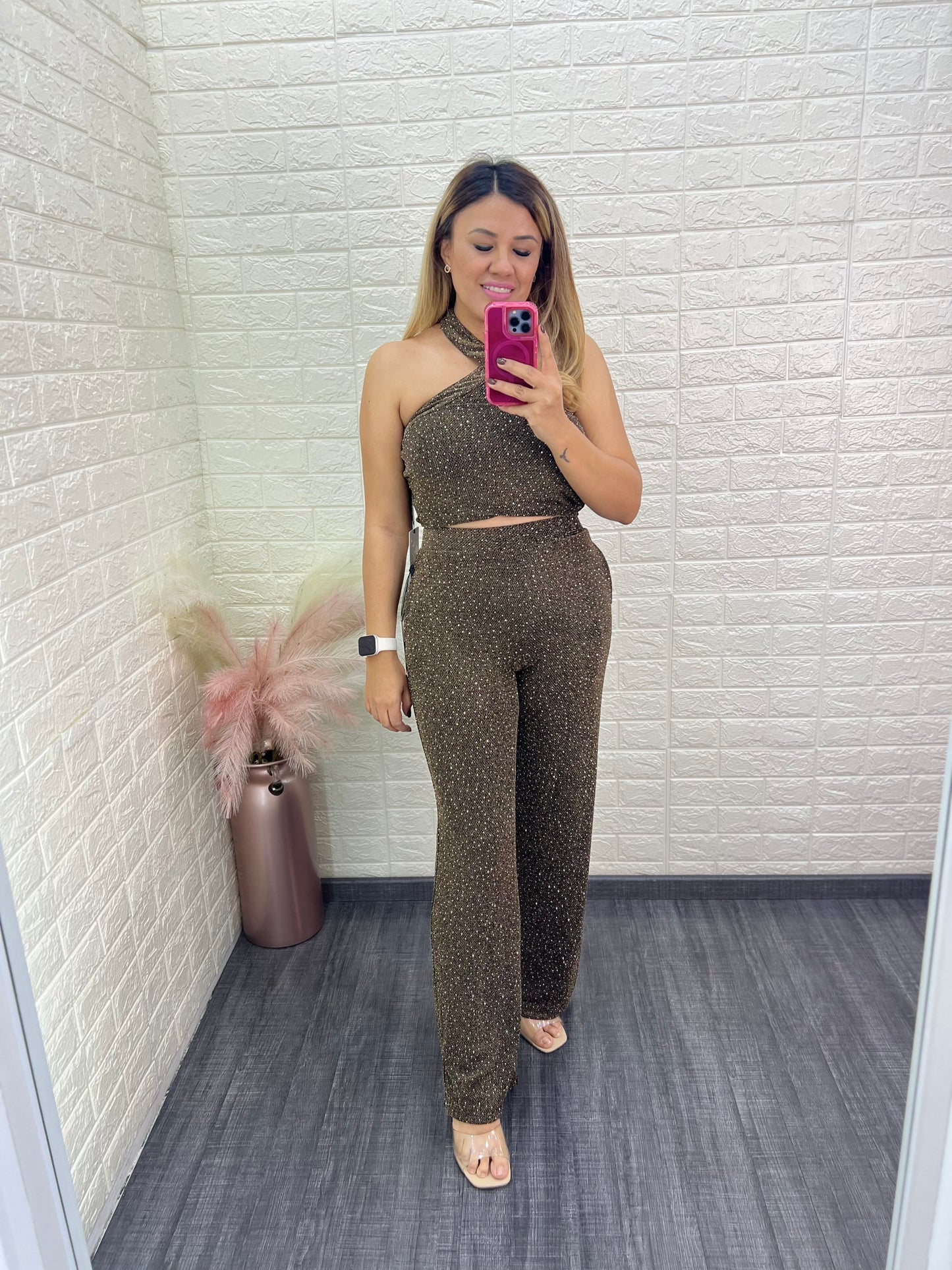 Conjunto Dorado con Brillos Blusa Halter y Pantalón