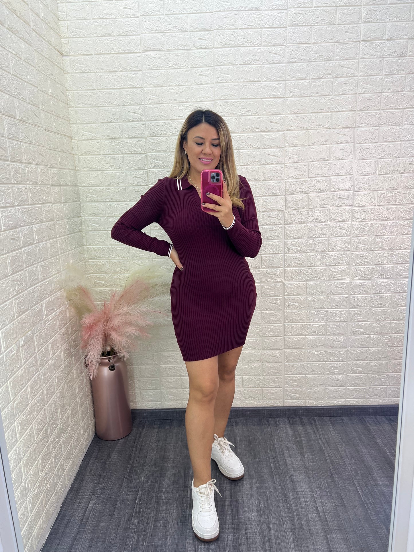 Vestido Guindo Cuello Polo con Línea Blanca