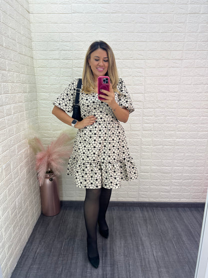 Vestido Beige de Manga Corta con Estampado de Flores Negras