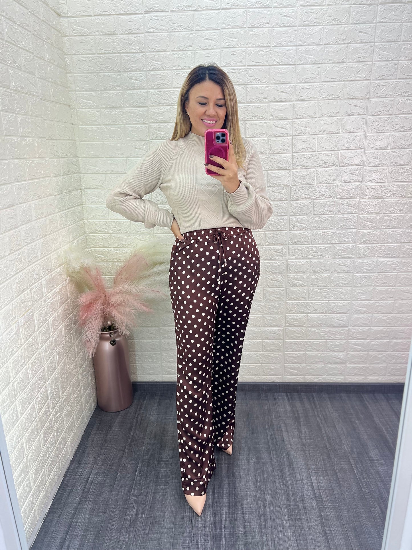 Pantalón Satinado Café con Estampado Bolitas Beige