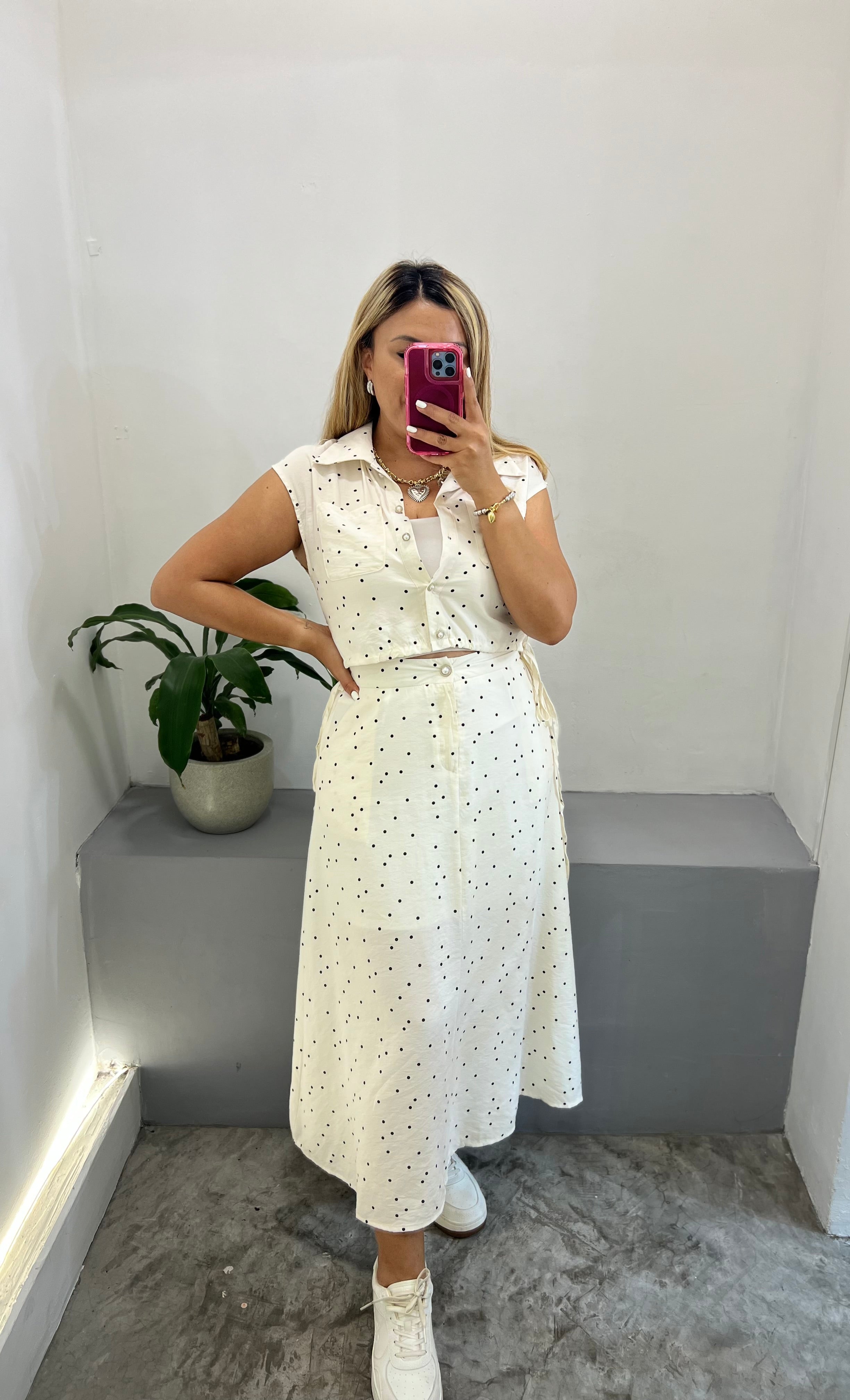 Conjunto Blanco Claro de Blusa con Jaretas y Pantalón Con Estampado de Lunares