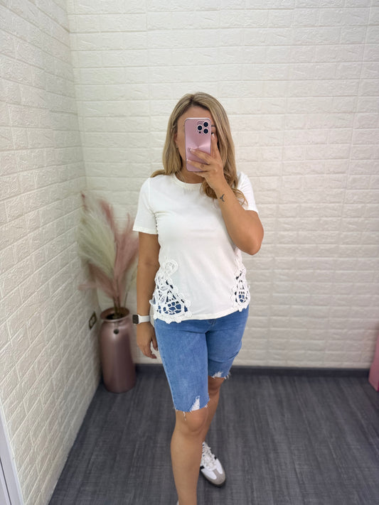 Blusa Blanca de Cuello Redondo con Bordados