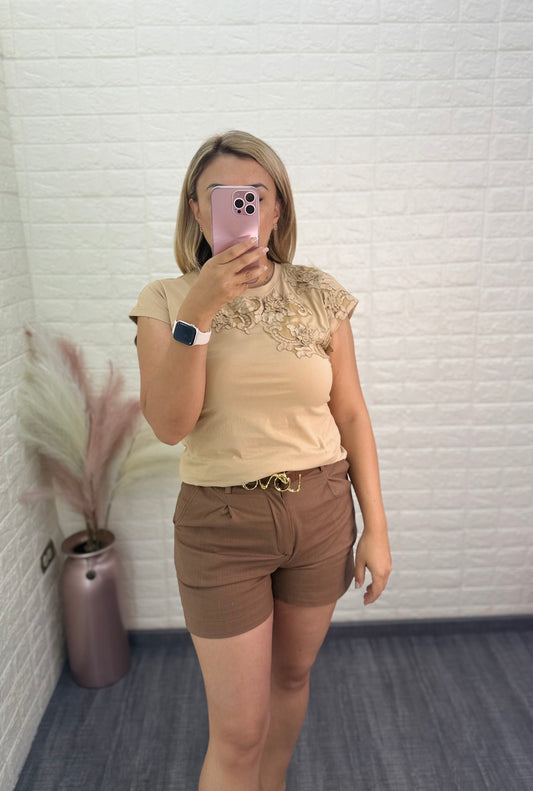 Playera Beige con Bordados de Flores