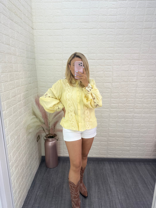 Blusa Amarilla de Manga Larga con Bordados